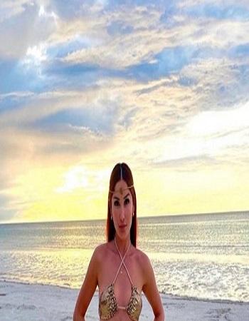 BELLA THERECHER Young Female Escort In 